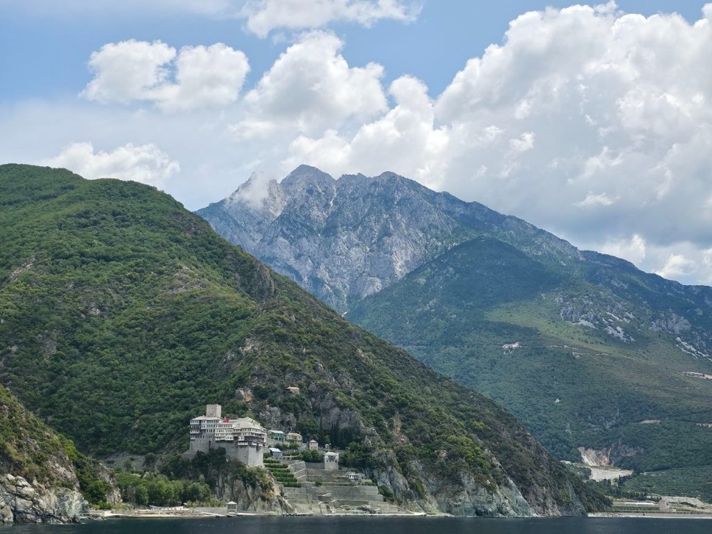 Вид на монастырь на склоне Афона, горы и море